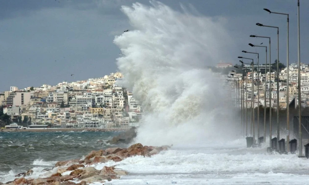 Θυελλώδεις άνεμοι και υψηλότερες θερμοκρασίες - Ενδέχεται να υπάρξει πρόβλημα με τον απόπλου των πλοίων (βίντεο)